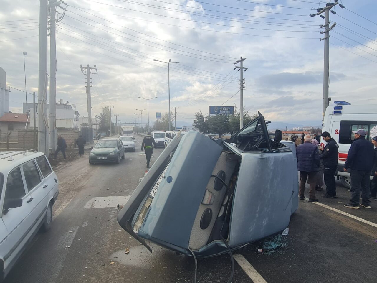 AFYONKARAHİSAR (AA) – Afyonkarahisar'ın Şuhut ilçesinde iki otomobilin çarpışması sonucu