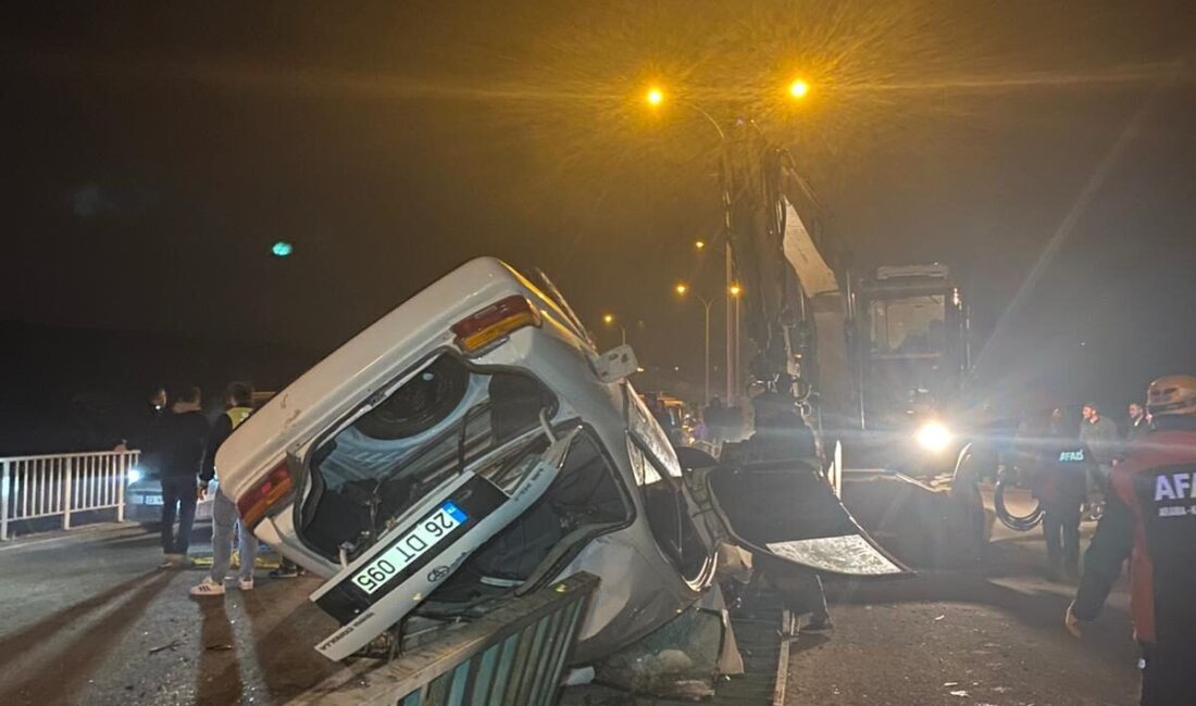 AFYONKARAHİSAR (AA) – Afyonkarahisar'ın Bayat ilçesinde köprü demirlerine çarpan otomobildeki