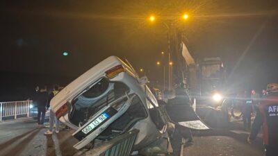 AFYONKARAHİSAR (AA) – Afyonkarahisar'ın Bayat ilçesinde köprü demirlerine çarpan otomobildeki