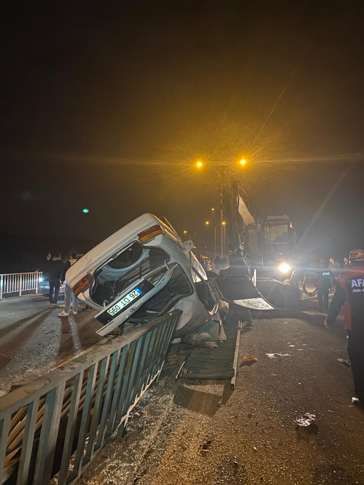 AFYONKARAHİSAR (AA) – Afyonkarahisar'ın Bayat ilçesinde köprü demirlerine çarpan otomobildeki