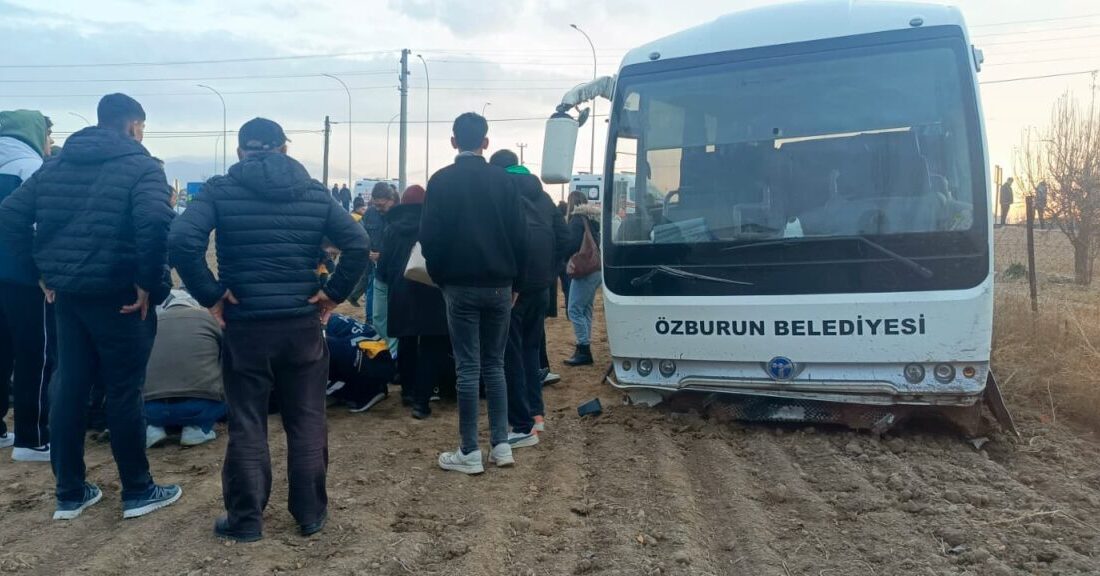 AFYONKARAHİSAR (AA) – Afyonkarahisar'ın Bolvadin ilçesinde öğrencileri taşıyan servis aracı