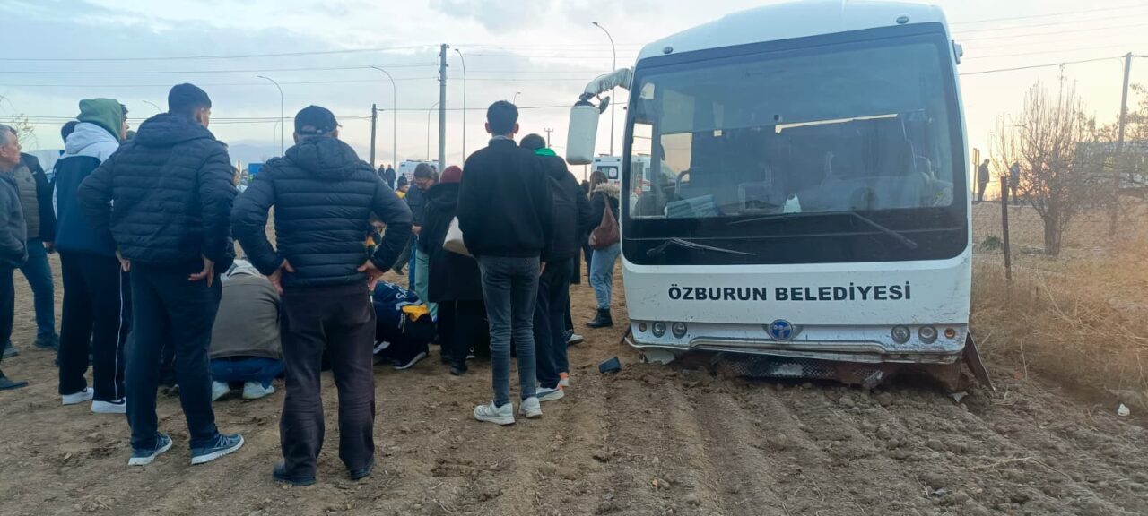 AFYONKARAHİSAR (AA) – Afyonkarahisar'ın Bolvadin ilçesinde öğrencileri taşıyan servis aracı