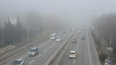AFYONKARAHİSAR (AA) – Afyonkarahisar'da sis nedeniyle görüş mesafesi yer yer