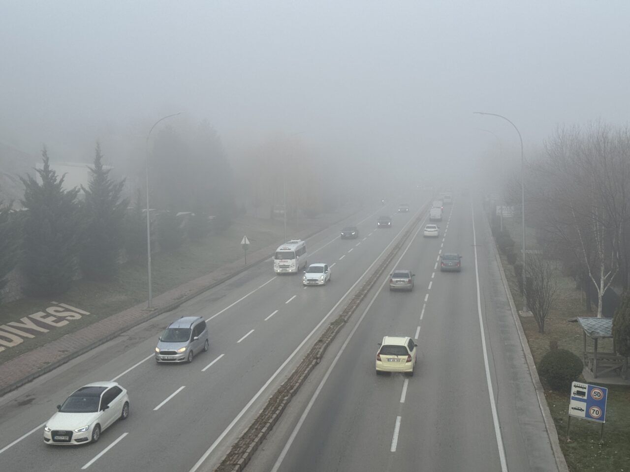 AFYONKARAHİSAR (AA) – Afyonkarahisar'da sis nedeniyle görüş mesafesi yer yer