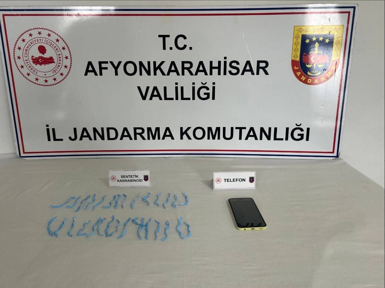 AFYONKARAHİSAR (AA) – Afyonkarahisar'ın Sinanpaşa ilçesinde düzenlenen uyuşturucu operasyonunda gözaltına