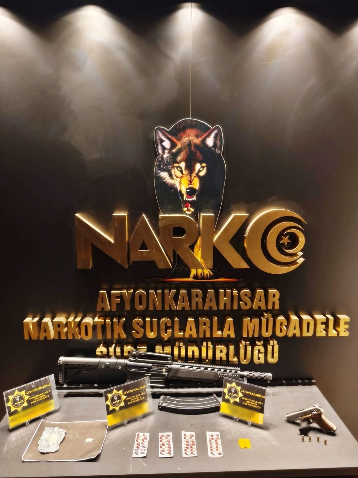 AFYONKARAHİSAR (AA) – Afyonkarahisar'da uyuşturucu operasyonunda 4 kişi gözaltına alındı.