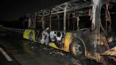 Gece saatlerinde seyir halinde olan bir İETT otobüsünde bilinmeyen bir