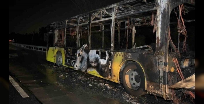 Gece saatlerinde seyir halinde olan bir İETT otobüsünde bilinmeyen bir