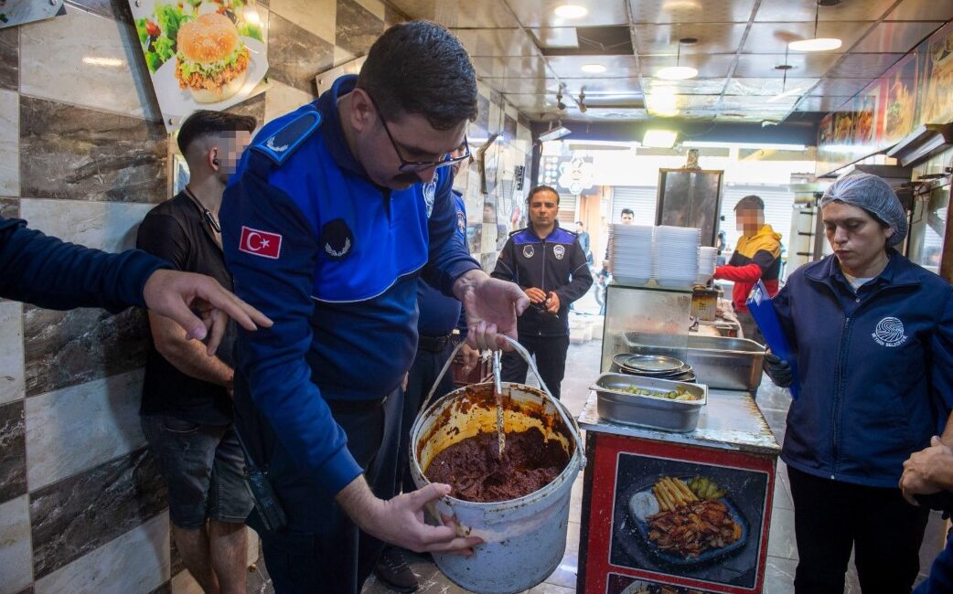 Merkez Seyhan ilçesinde rutin denetimlerini sürdüren zabıta ekipleri, bir tavuk
