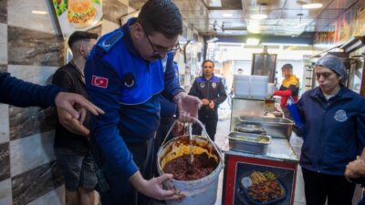 Merkez Seyhan ilçesinde rutin denetimlerini sürdüren zabıta ekipleri, bir tavuk