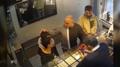 İstanbul Bağcılar’da sokakta yürüyen iki çocuk, yerde bir kese buldu.