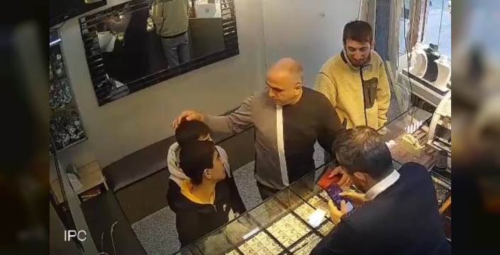 İstanbul Bağcılar’da sokakta yürüyen iki çocuk, yerde bir kese buldu.