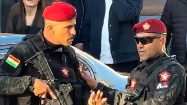 Şırnak’ın Cizre ilçesine yaptığı ziyarette yanında bulunan bordo bereli ve