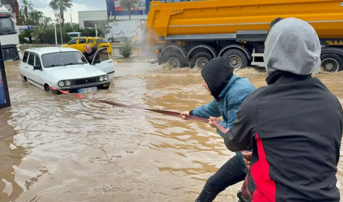 Muğla’nın Bodrum İlçesinde sabah saatlerinde bir anda bastıran sağanak yağış,