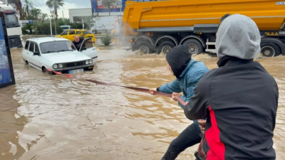 Muğla’nın Bodrum İlçesinde sabah saatlerinde bir anda bastıran sağanak yağış,