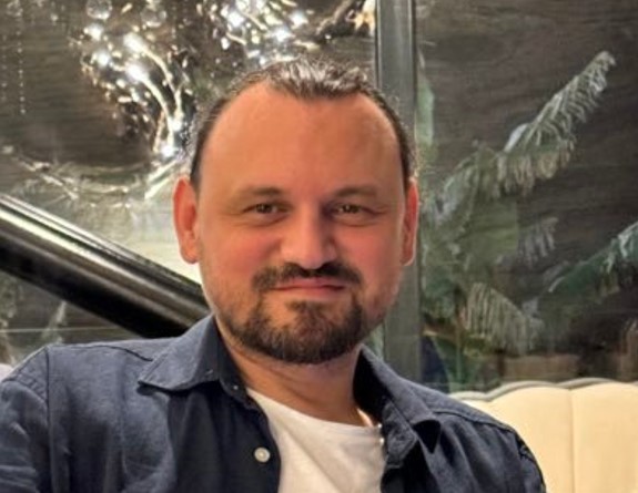 Odatv Yazı İşleri Müdürü olarak görev yapan gazeteci Can Özçelik,