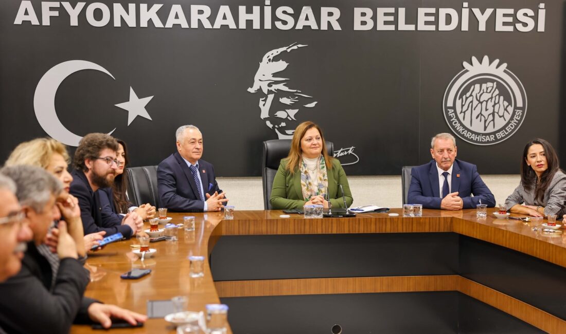 CHP İl Başkanı Hasan Karadeniz, yönetim kurulu üyeleriyle birlikte çıktıkları