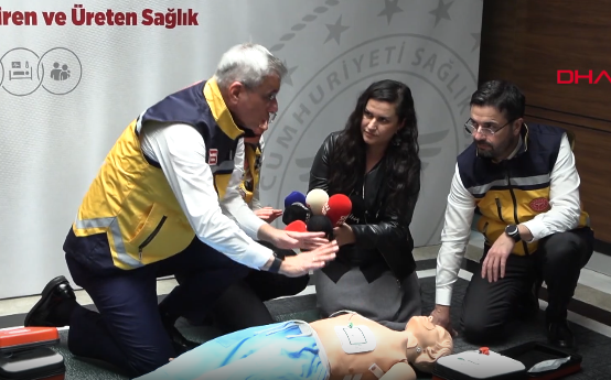 Sağlık Bakanı Kemal Memişoğlu, ASELSAN tarafından üretilen ‘Otomatik Eksternal Defibrilatör’