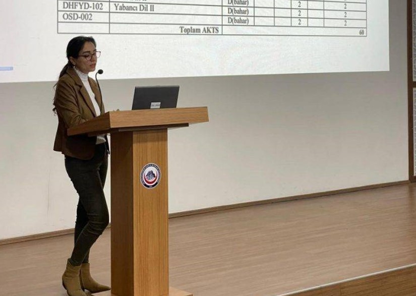 Mavi Salonda gerçekleşen etkinlikte katılımcılara, DHF Dekan Yardımcısı Dr. Öğr.