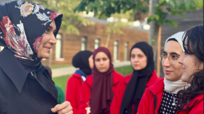 Sağlık alanında eğitim gören gençlerle bir araya gelen Vali Yiğitbaşı,