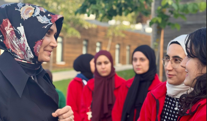 Sağlık alanında eğitim gören gençlerle bir araya gelen Vali Yiğitbaşı,