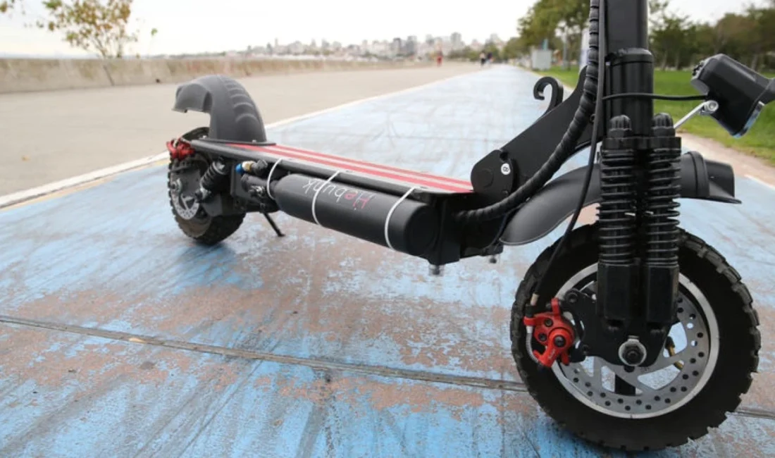 Elektrikli Skuter Yönetmeliğinde yapılan değişiklikler Resmî Gazete’de yayımlandı. Yeni düzenlemelerle