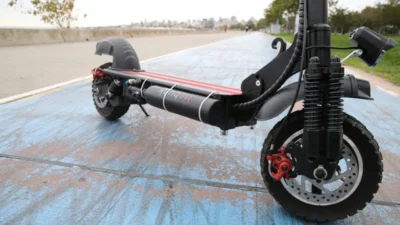 Elektrikli Skuter Yönetmeliğinde yapılan değişiklikler Resmî Gazete’de yayımlandı. Yeni düzenlemelerle