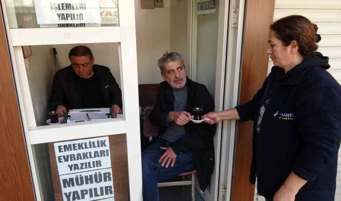 Gaziantep’in Gaziler Caddesi’ndeki Balıklı Parkı’nda 2 metrekarelik çay ocağını işleten