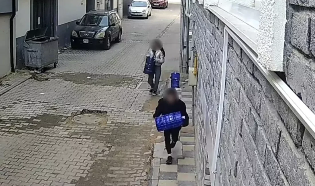 Olay, saat 11.35 sıralarında güvenlik kamerasına saniye saniye yansıdı. Görüntülerde,