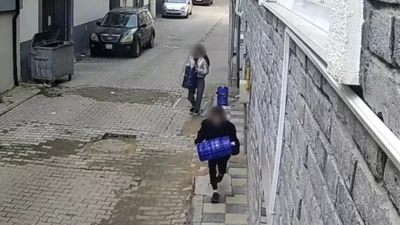 Olay, saat 11.35 sıralarında güvenlik kamerasına saniye saniye yansıdı. Görüntülerde,