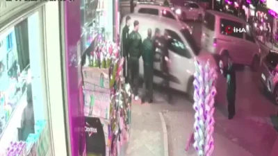 Olay, akşam saatlerinde Küçükçekmece Kemalpaşa Mahallesi Halkalı Caddesi’nde meydana geldi.