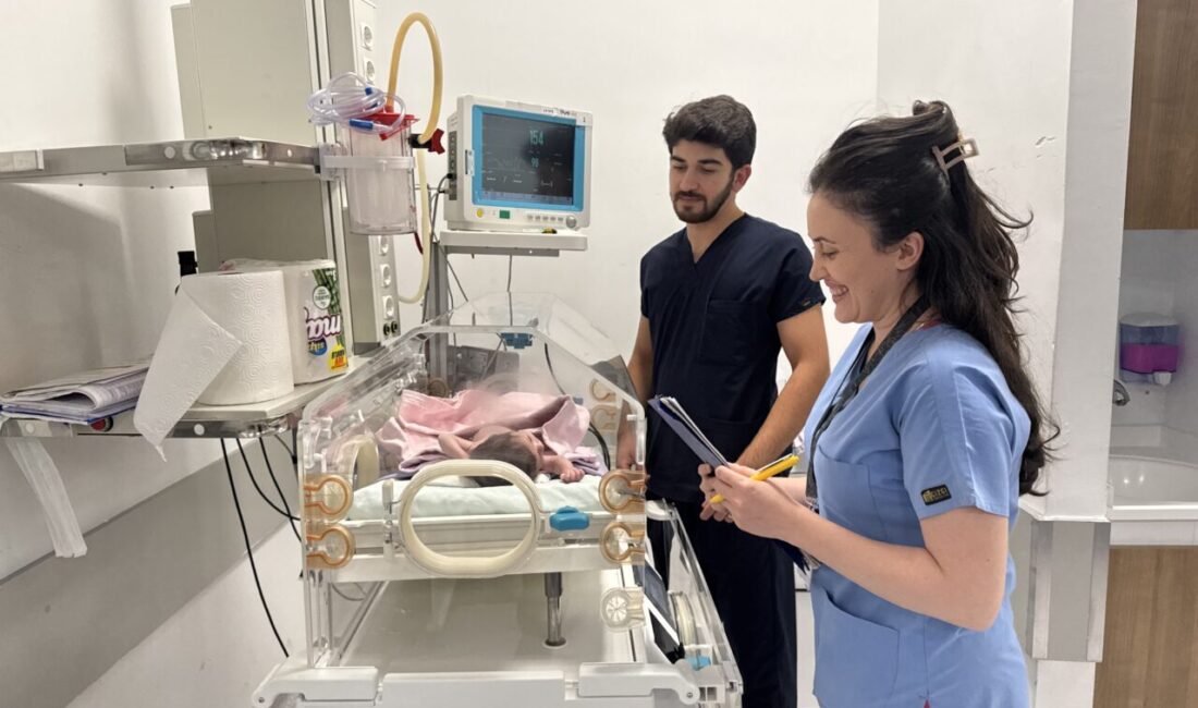 - Afyonkarahisar'da 29 haftalıkken 1 kilo 580 gram ağırlığında dünyaya