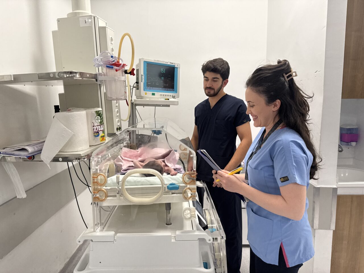 - Afyonkarahisar'da 29 haftalıkken 1 kilo 580 gram ağırlığında dünyaya