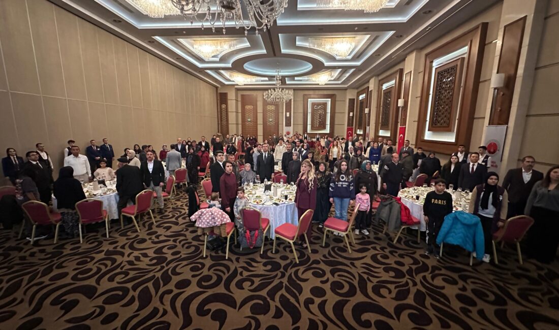 Program, saygı duruşu ve İstiklal Marşı’nın ardından Kur’an-ı Kerim tilavetiyle