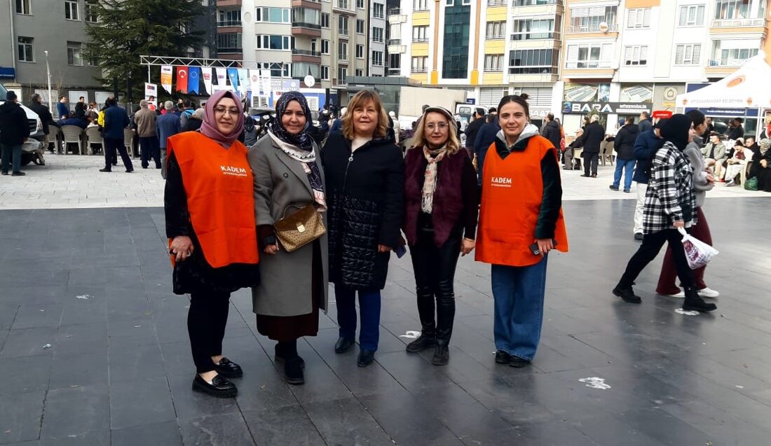 Afet Farkındalık Meydanı’nda kurulan KADEM standı, hem ziyaretçilerin yoğun ilgisini