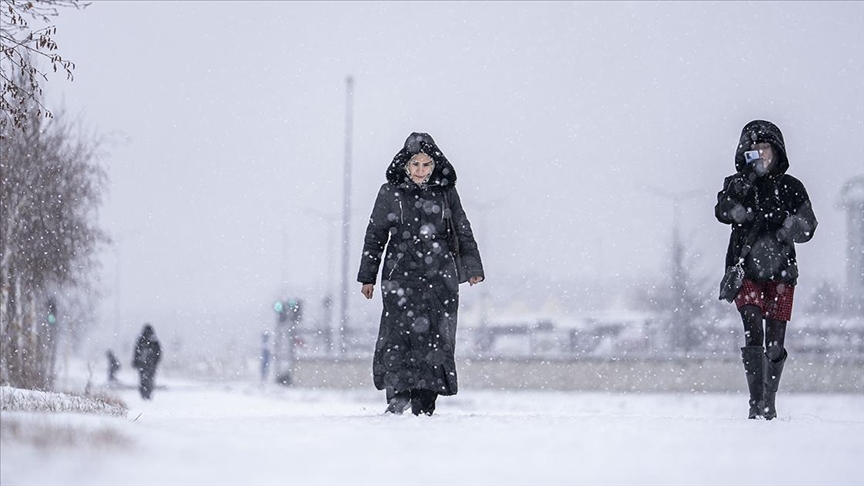 Erzurum, Kars, Ardahan ve Tunceli’de etkili olan kar, yerleşim yerlerini