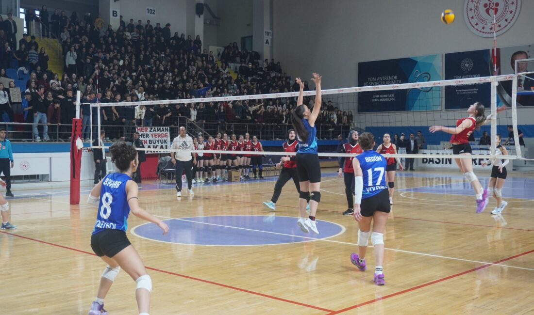 Salonda tribünleri dolduran öğrenciler, öğretmenler ve ailelerin coşkulu desteği, müsabakalara