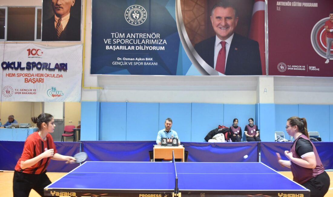 Genç Erkekler Ferdi Kategorisinde sporcuların yüksek tempolu oyunları dikkat çekti.