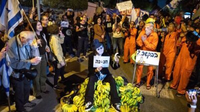 Batı Kudüs’te İsrail Cumhurbaşkanı Isaac Herzog’un konutu önünde toplanan protestocular,