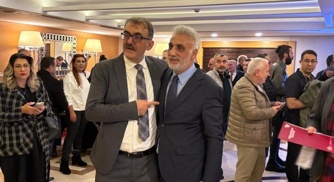 Genel kurulda, mevcut Başkan Aydın Şerbetçioğlu ile başkan adayı Vedat