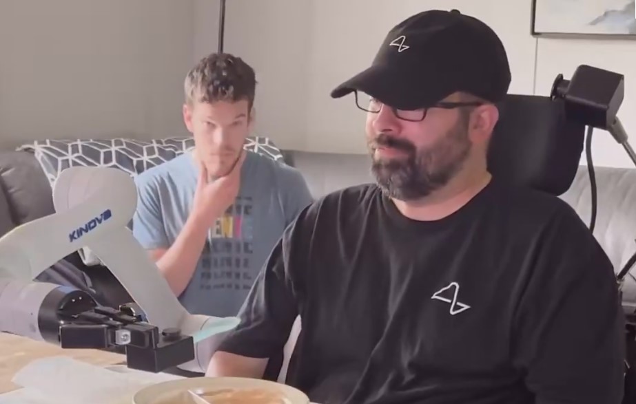 Neuralink’in beyin çipi hâlâ klinik denemeler aşamasında bulunuyor ve sistem,