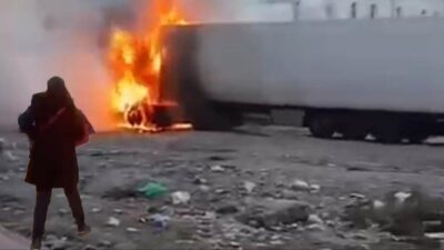 Şanlıurfa’nın Birecik ilçesinde, park halindeki bir tırda çıkan yangın, saniyeler