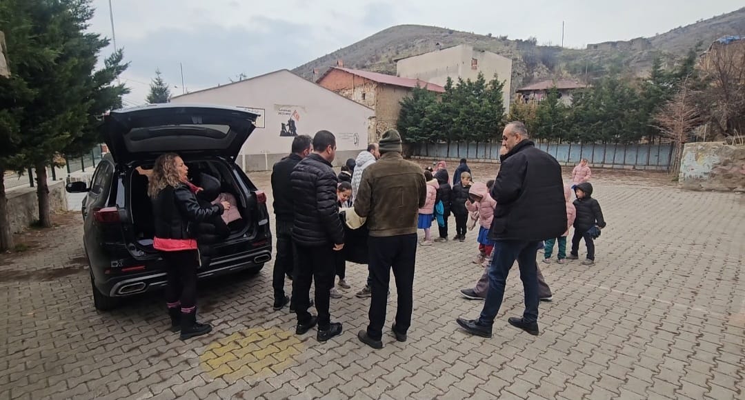 Mont dağıtımı, dernek yöneticileri tarafından Dadak Köyü İlkokulu’nda düzenlenen etkinlikle