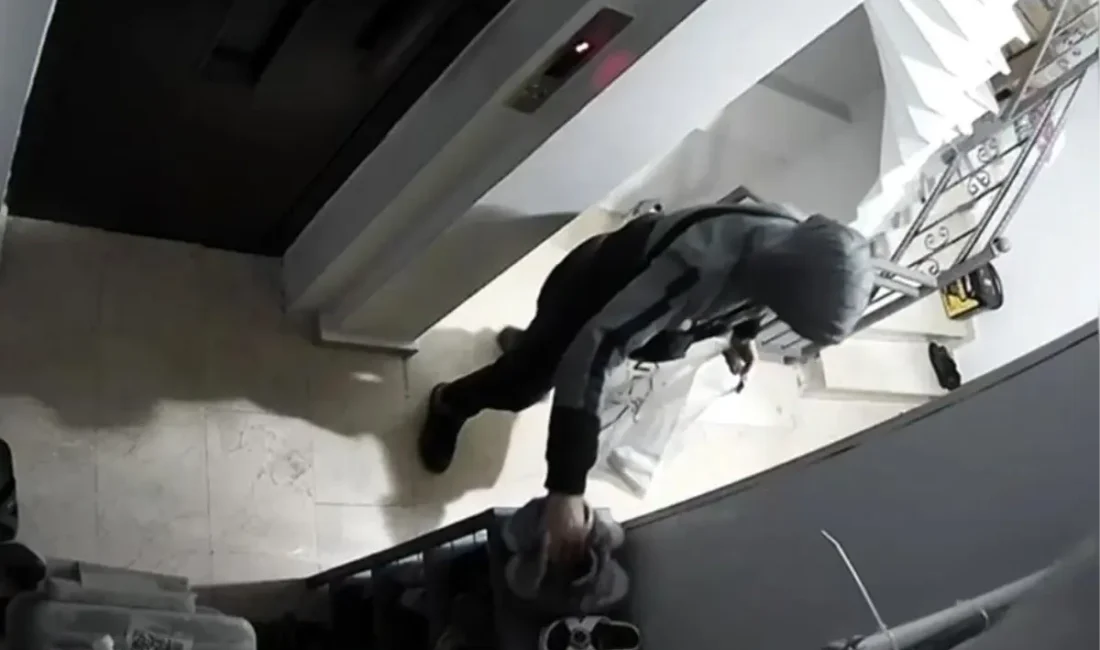 Sultangazi’nin Sultançiftliği Mahallesi’ndeki bir apartmana giren şüpheli, katları tek tek