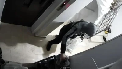 Sultangazi’nin Sultançiftliği Mahallesi’ndeki bir apartmana giren şüpheli, katları tek tek