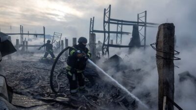 ABD ve Ukraynalı yetkililerin Miami’de devam eden görüşmeleri sırasında Rusya, cumartesi