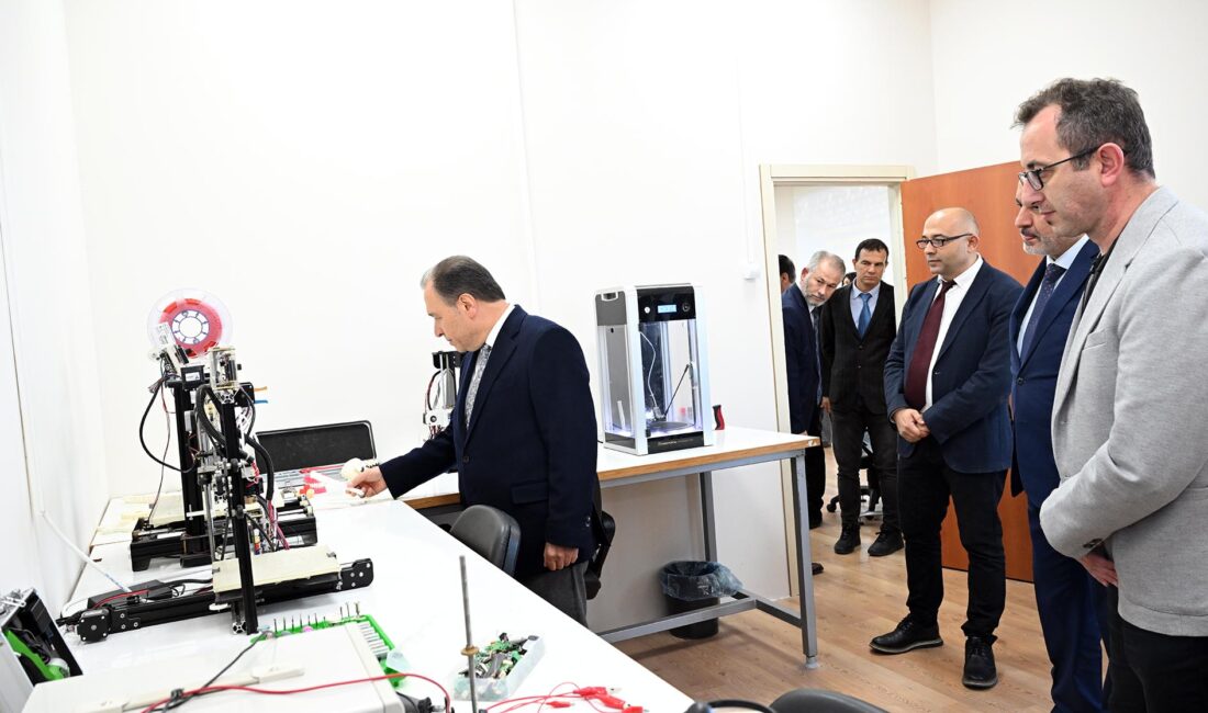 İlk olarak gerçekleştirilen İİBF BİSTLAB açılış törenine; AKÜ Rektörü Prof.