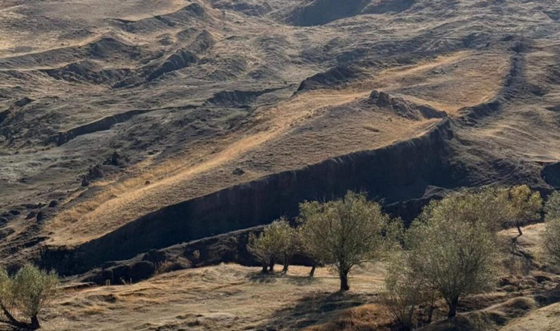 Telçeker ve Üzengili köyleri arasında yer alan formasyon, ilk olarak