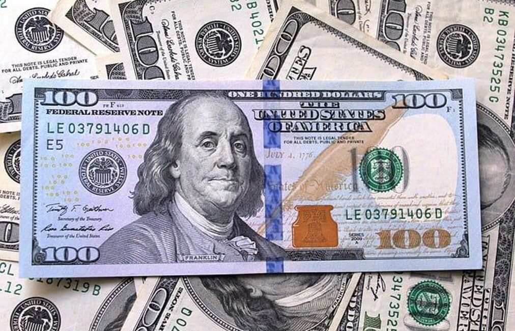 Dolar, uluslararası finans sisteminin temel taşlarından biri olarak kabul edilen,