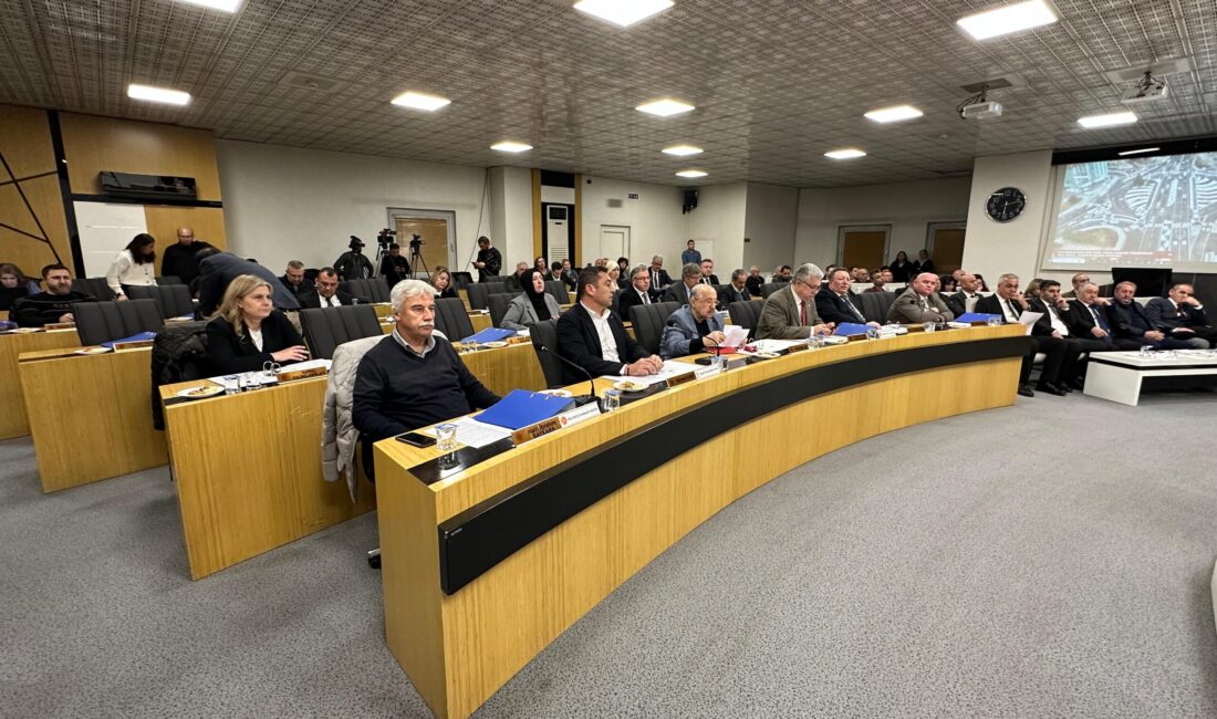 Toplantıda ilk olarak Aralık 2025 meclis tutanak özetleri oylanırken, belediyenin